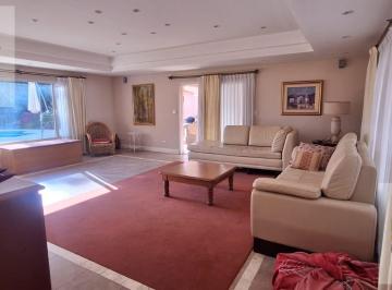 Casa · 460m² · 5 Dormitorios · 2 Cocheras · Casa Alquiler de 5 Dorm. en Calle Paso, Carrodilla m San Martín