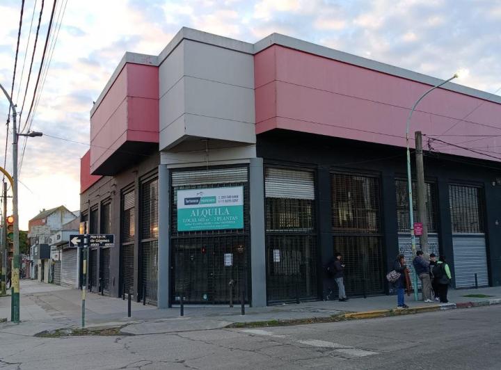 Local comercial · 683m²