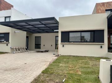 Casa · 70m² · 2 Dormitorios · 1 Cochera · Oportunidad: Duplex 2 Dorm en Planta Baja Completo en Colinas de Manantiales