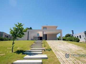 Casa · 324m² · 5 Ambientes · 2 Cocheras · Casa en Venta en Pilará en La Berlina - a Estrenar - Pilar - Urdapilleta Propiedades