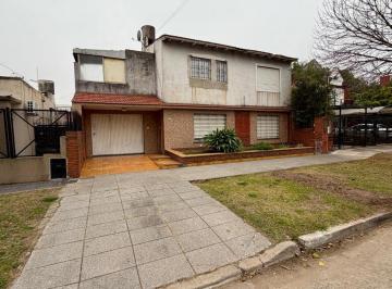 Casa · 218m² · 5 Ambientes · 1 Cochera · Casa 6 Ambientes Venta Lomas de Zamora