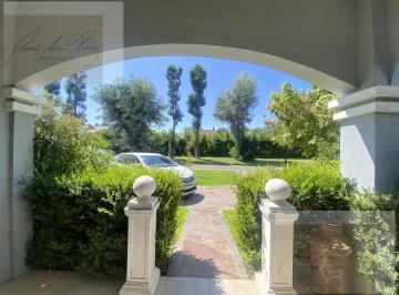 Casa · 182m² · 5 Ambientes · 2 Cocheras · Casa en Venta / Alquiler de 3 Dorm. en Barrio Cerrado La Casualidad. Apto Credito
