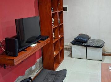 Casa · 6 Ambientes · Casa de Seis Ambientes con Fondo en Venta en Ezpeleta