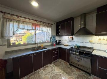 Casa · 214m² · 5 Ambientes · 3 Cocheras · Casa de Seis Ambientes con Fondo en Venta en Ezpeleta Apto Credito