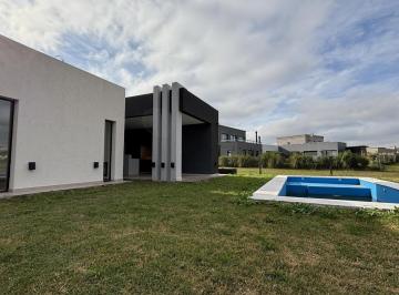 Casa · 154m² · 4 Ambientes · 4 Cocheras · Venta Casa Calidad y Equipamiento Premium 4 Amb Pileta a Estrenar Financia Pilar del Este