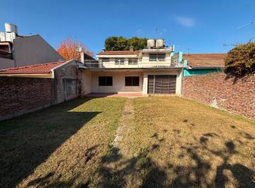 Casa · 250m² · 5 Ambientes · 1 Cochera · Casa de Estilo en Martínez| 384 m² | 4 Dorm | Jardín y Garaje