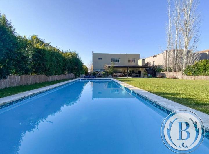 Casa · 270m² · 4 Ambientes · 2 Cocheras