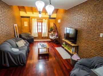 Casa · 161m² · 6 Ambientes · 2 Cocheras · Casa Apta Credito. 4 Dorm.. Capital