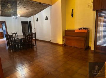 Casa · 230m² · 5 Ambientes · 1 Cochera · Casa en Villa Belgrano