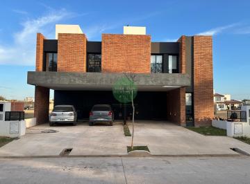 Casa · 150m² · 6 Ambientes · 2 Cocheras · Distrito Sur - 3 Dorm. - Categoría - a Estrenar