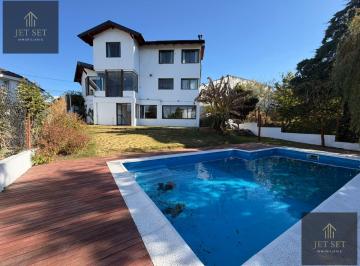 Casa · 220m² · 5 Ambientes · 1 Cochera · Casa en Villa del Lago
