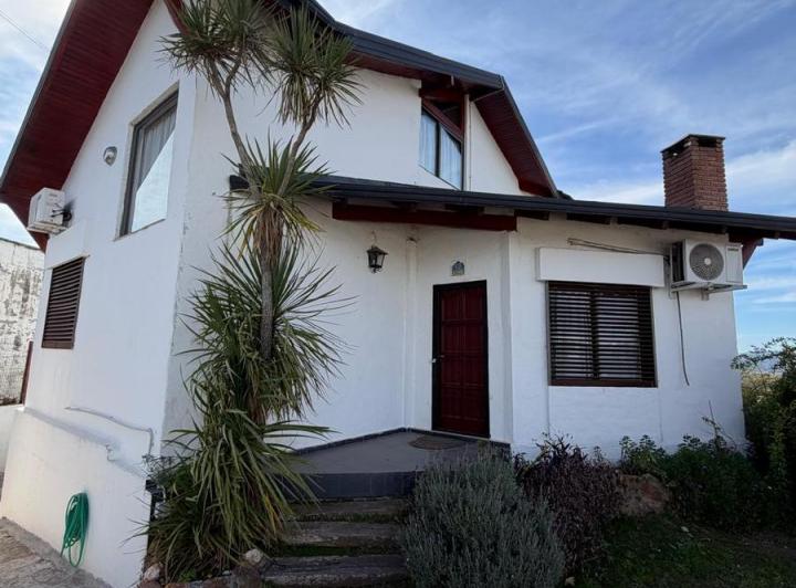 Casa · 220m² · 5 Ambientes · 1 Cochera