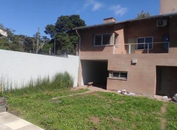 Casa · 300m² · 4 Ambientes · 1 Cochera · Casa Venta 3 Dorm 3 Baños/pileta/cochera Pasante Para 3 Vehiculos