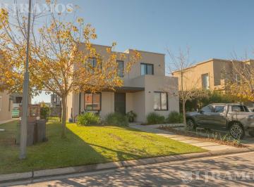 Casa · 223m² · 4 Ambientes · 4 Cocheras · Casa en Venta Barrio Araucarias Puertos Escobar
