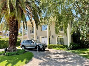 Casa · 410m² · 6 Ambientes · 2 Cocheras · Una Casa Pensada Para Disfrutar Cada Espacio