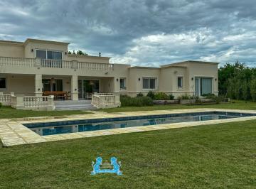 Casa de 7 ambientes, Costa Esmeralda · Casa de 380 m² con 6 Dorm. en Venta en Costa Esmeralda de Impronta Elegante y Atemporal