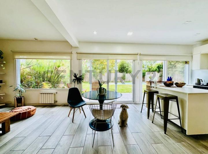 Casa · 140m² · 5 Ambientes · 4 Cocheras