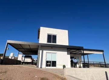 Casa · 218m² · 3 Ambientes · 1 Cochera · Se Vende Casa en Villa Carlos Paz Apta Credito