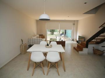 Casa · 90m² · 3 Ambientes · 2 Cocheras · Casa de Dos Dorm. en Alquiler en City Bell