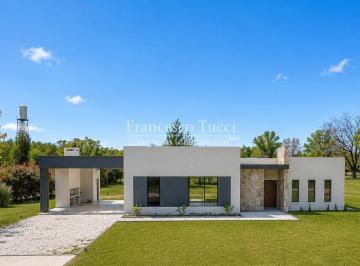 Casa · 153m² · 4 Ambientes · 3 Cocheras · Casa en Venta 4 Ambientes en La Elina Comarcas de Luján