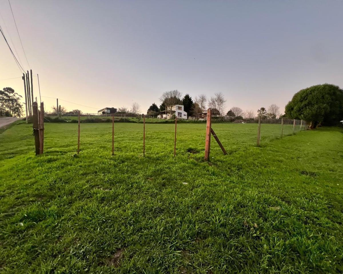Excelente oportunidad de inversión en el Barrio Sierra de los Padres. Lote en esquina con ubicación estratégica, a pocas cuadras del arco de ingreso, ideal para desarrollar tu proyecto en un entorno n
