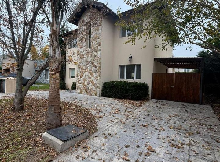 Casa · 140m² · 5 Ambientes · 1 Cochera