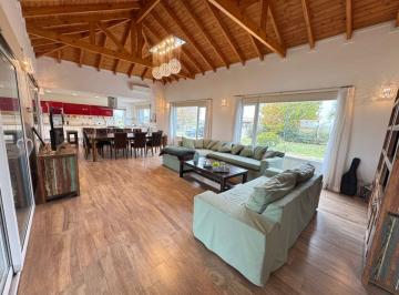 Casa de 6 ambientes, Cañuelas · Casa 6 Ambientes con Amplio Jardín, Pileta, Parque y Cochera Cubierta en Venta
