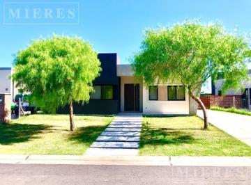 Casa · 112m² · 4 Ambientes · 2 Cocheras · Casa en Alquiler en San Ramiro, Pilar del Este
