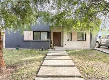 Casa · 112m² · 4 Ambientes · 2 Cocheras · Casa en Alquiler en San Ramiro, Pilar del Este