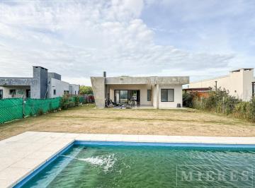 Casa · 112m² · 4 Ambientes · 2 Cocheras · Casa en Alquiler en San Ramiro, Pilar del Este