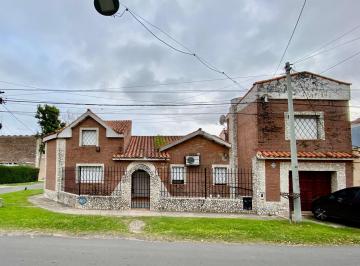 Casa · 169m² · 6 Ambientes · 2 Cocheras · Venta Casa de Dos Dorm. con Cochera y Patio, Barrio Alberdi