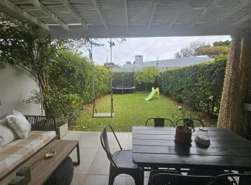 Casa · 155m² · 5 Ambientes · 1 Cochera · Triplex con Jardín en San Isidro