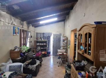 Casa · 69m² · 3 Ambientes · 1 Cochera · Venta Casa en Granadero Baigorria de 2 Dorm.. a Refaccionar
