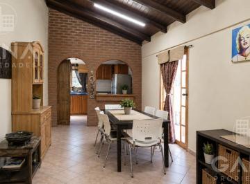 Casa · 69m² · 3 Ambientes · 1 Cochera · Venta Casa en Granadero Baigorria de 2 Dorm.. a Refaccionar