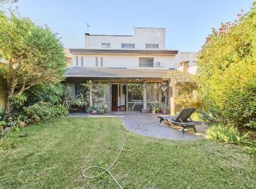 Casa · 207m² · 6 Ambientes · 1 Cochera · Venta Casa 6 Ambientes con Cochera y Jardin en Villa Luzuriaga