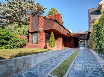 Casa · 148m² · 4 Ambientes · 4 Cocheras · Chalet en Venta en Parque Luro. Tres Dorm.. Garage Varios Autos. Piscina. Quincho. Jardin