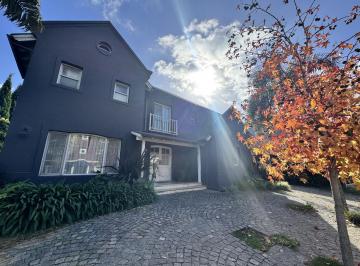Casa · 260m² · 5 Ambientes · 3 Cocheras · Casa en Venta en Barrio Cerrado La Colina