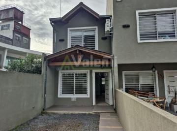 Casa de 4 ambientes, Hurlingham · Triplex en Venta 4 Ambientes con Cochera y Patio, Parque Johnston, Hurlingham