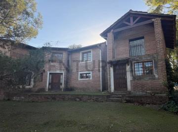 Casa · 354m² · 6 Ambientes · 2 Cocheras · Gran Casa en Unquillo de 354 m²