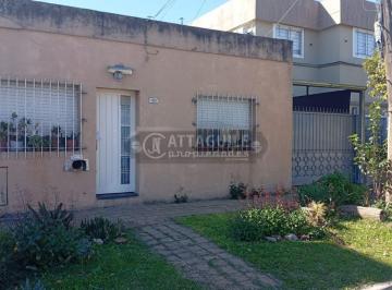 ATT-ATT-4554_2 · Casa 3 Ambientes. | Andrade 1056