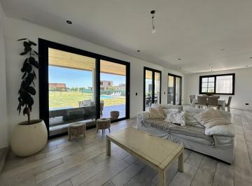 Casa · 280m² · 8 Ambientes · 2 Cocheras · Venta Casa 5 Dorm. en Vida Club de Campo Barrio Privado - Funes