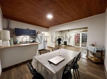Casa · 74m² · 4 Ambientes · 2 Cocheras · Venta Casa de 2 Dorm. con Jardín y Cochera en Pérez