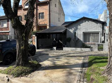 Casa · 155m² · 3 Ambientes · 2 Cocheras · Chalet en 1 Planta Reciclado, Jardín. La Lucila.