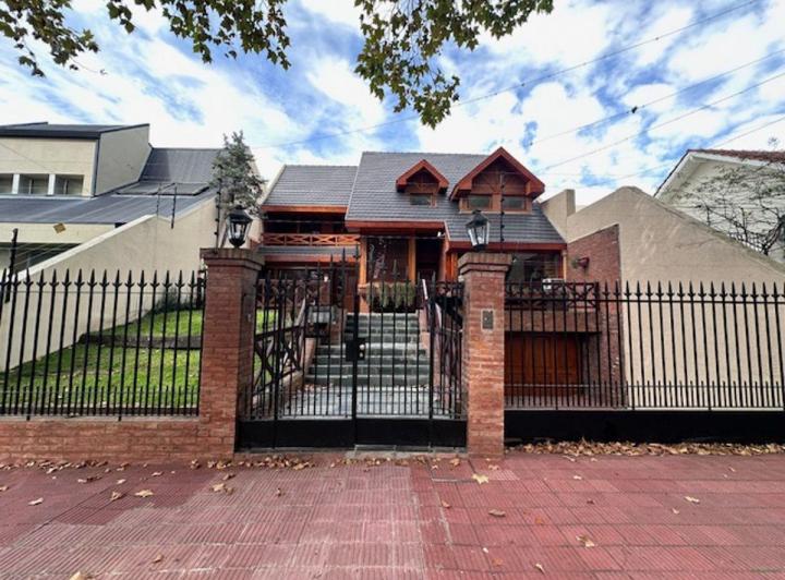 Casa · 530m² · 6 Ambientes · 2 Cocheras