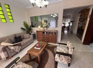 PH · 210m² · 5 Ambientes · 2 Cocheras · Casa en PH Lomas de Zamora