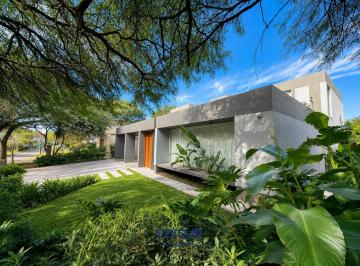Casa · 1000m² · 7 Ambientes · 2 Cocheras · Casa en Manantiales Country