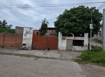 Casa · 55m² · 3 Ambientes · 3 Cocheras · Venta Terreno en Esquina San Pedrito
