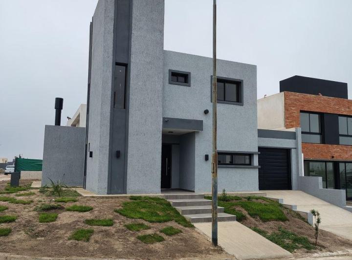 Casa · 170m² · 1 Ambiente · 2 Cocheras