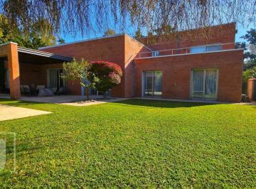 Casa · 375m² · 8 Ambientes · Casa en Venta 5 Amb. Lote de 1247 M&sup2;.golf. Mayling, Pilar