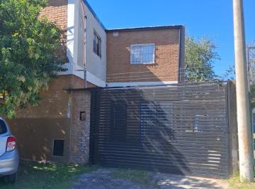 Casa · 100m² · 4 Ambientes · 1 Cochera · Casa de 3 Dorm. Sin Deposito en Garantia en Lomas de Alberdi: Patio, Parrillero y Cochera